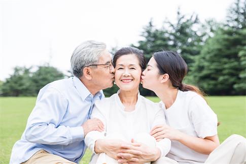 1666568218771905.jpg 攝圖網_501049738_banner_草地上幸福的一家人(非企業商用).jpg