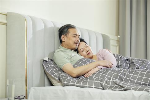 1667174234897571.jpg 攝圖網(wǎng)_501729082_banner_中老年夫婦居家休息睡覺(jué)(非企業(yè)商用).jpg