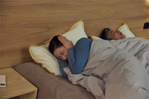 1678128959605811.jpg 攝圖網_502354416_banner_丈夫睡覺打呼生氣的妻子(企業商用).jpg