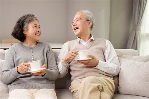 1682061894154695.jpg 攝圖網(wǎng)_507701529_banner_喝咖啡開心聊天的老年夫婦(企業(yè)商用).jpg