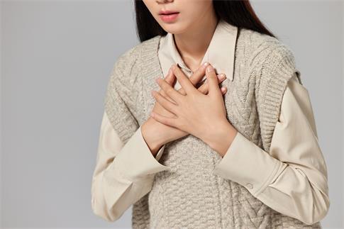 1691194716250953.jpg 攝圖網_506953060_banner_生病捂著胸口的女性特寫(企業商用).jpg