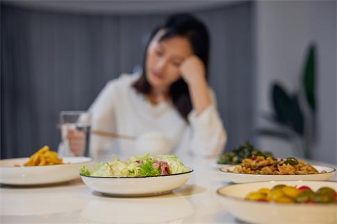 1695427618398203.jpg 攝圖網_501799264_banner_女性在家一個人吃晚餐(企業商用).jpg