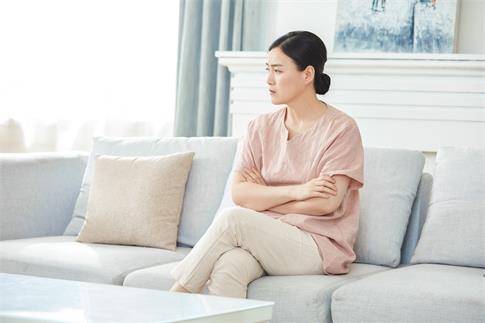 1695863113505346.jpg 攝圖網_501318576_banner_中年女性在家生悶氣(企業商用).jpg