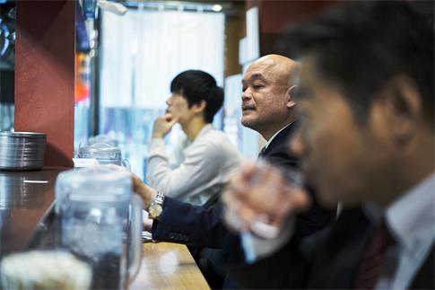 1697499950990651.jpg 攝圖網_502071262_坐著等待食物上桌的男人(企業商用).jpg