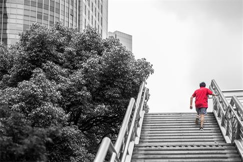 1700091786236960.jpg 攝圖網_500447269_banner_創意街頭紅色著裝男人爬樓梯(企業商用).jpg