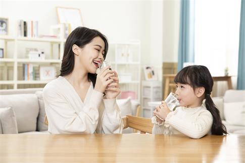 1705116056632194.jpg 攝圖網_501567456_banner_母女居家喝水(企業商用).jpg