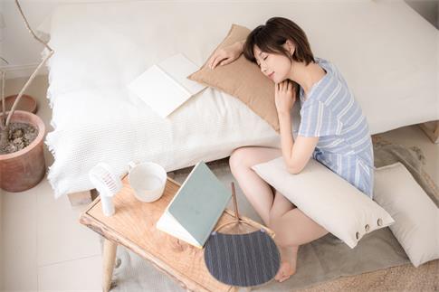 1722996063905694.jpg 攝圖網_501365551_夏日短發美女午睡(企業商用).jpg