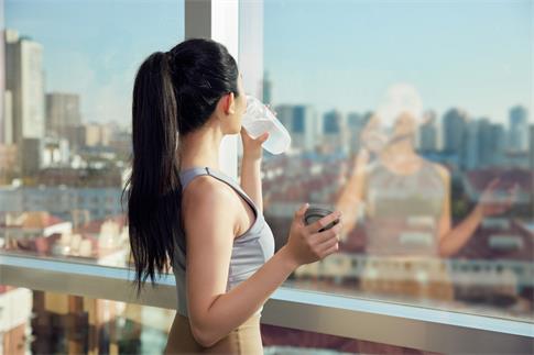 1722997233656034.jpg 攝圖網_507696271_健身后站在窗邊喝水的女性(企業商用).jpg