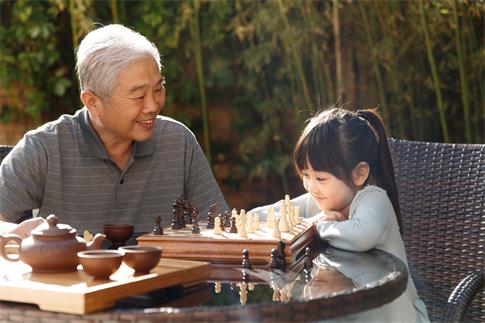 1727655307715959.jpg 攝圖網_501897123_歡樂老年人象棋祖父和孫女在庭院里下棋(僅交流學習使用).jpg