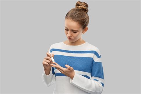 1728376000627969.jpg 攝圖網_300013031_年輕女孩使用血糖儀檢測血糖(僅交流學習使用).jpg