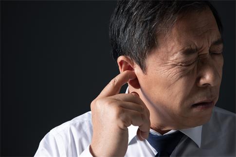 1728690745891912.jpg 攝圖網_501701371_中年男性耳膜受損聽力下降(企業商用).jpg