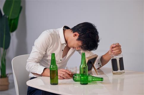 1729900297793124.jpg 攝圖網_501798711_居家難過喝酒的青年男性(企業商用).jpg