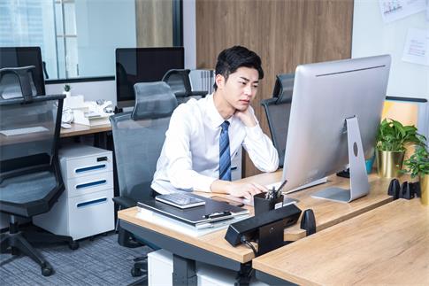 1730961044832266.jpg 攝圖網_501239814_辦公男性久坐勞累(企業(yè)商用).jpg