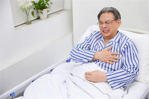 1733703516389117.jpg 攝圖網_501716678_病床上的老年人心臟不舒服(企業商用).jpg