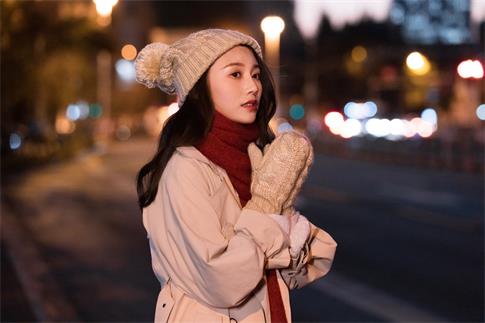 1733876430512961.jpg 攝圖網(wǎng)_501697819_冬季美女路邊等車(chē)(企業(yè)商用).jpg