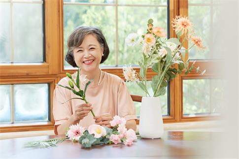 1735087071497544.jpg 攝圖網_506948266_優雅插花的老年人(企業商用).jpg