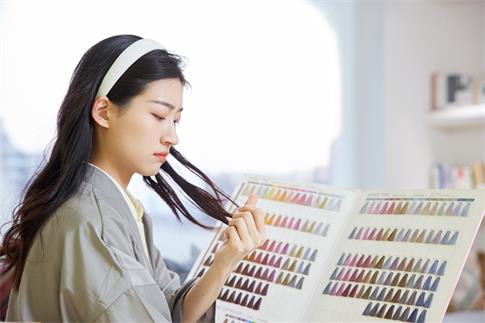 1735344262608313.jpg 攝圖網_502380205_染發的女性看自己的頭發(企業商用).jpg