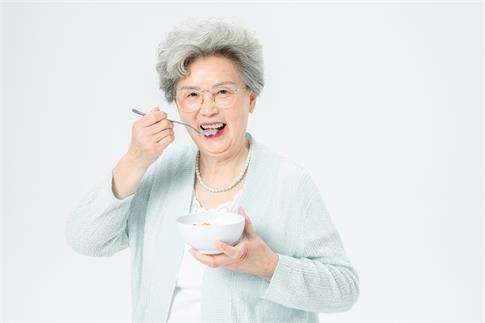 1736231006846742.jpg 攝圖網_501305143_老人吃酸奶(企業商用).jpg