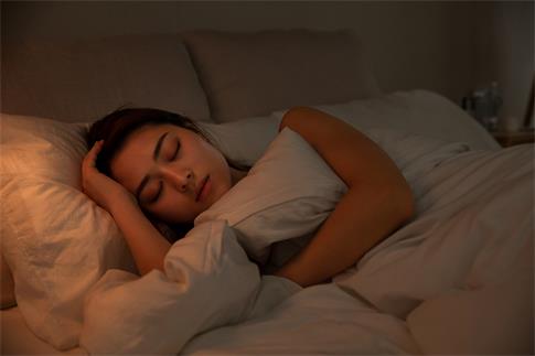 1736409854530981.jpg 攝圖網(wǎng)_501547919_banner_夜晚女性床上睡覺(企業(yè)商用).jpg