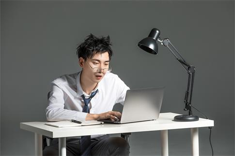 1737591207666865.jpg 攝圖網_501351135_banner_男性加班熬夜(企業商用).jpg