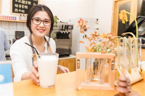 1739318809237055.jpg 攝圖網(wǎng)_500827004_banner_咖啡館服務(wù)員遞牛奶(企業(yè)商用).jpg