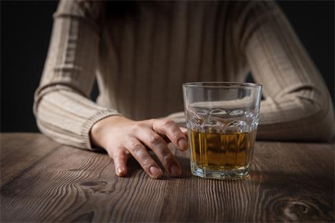 1739345599381989.jpg 攝圖網_501699697_女性的手摸著酒杯戒酒酗酒(企業商用).jpg